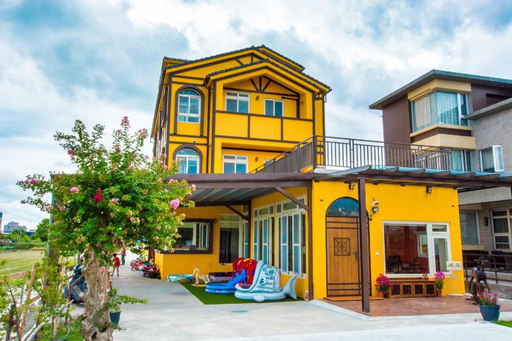 花木馬親子民宿 (colorful wooden horse homestay)